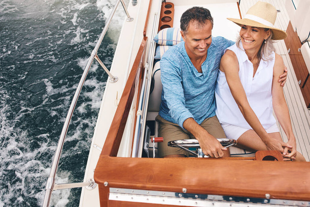 Жизнь в открытом море. зрелая пара наслаждается расслабляющей поездки на лодке - Фото, изображение