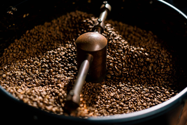 Виробництво кави це процес обсмажування свіжих кавових зерен кавових зерен змішаних і охолоджених крупним планом
 - Фото, зображення