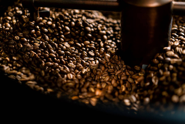 Виробництво кави це процес обсмажування свіжих кавових зерен кавових зерен змішаних і охолоджених крупним планом
 - Фото, зображення