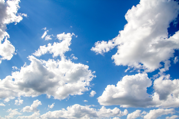 Nubes y un fondo de cielo azul
 - Foto, imagen