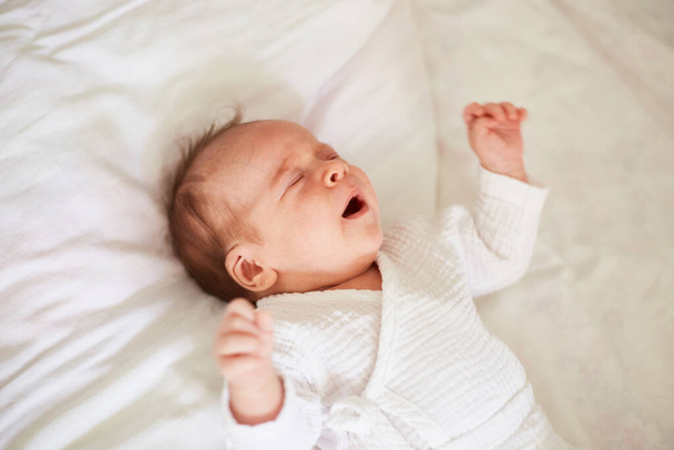 Crying Newborn one month old baby boy. Crying baby - Foto, Bild
