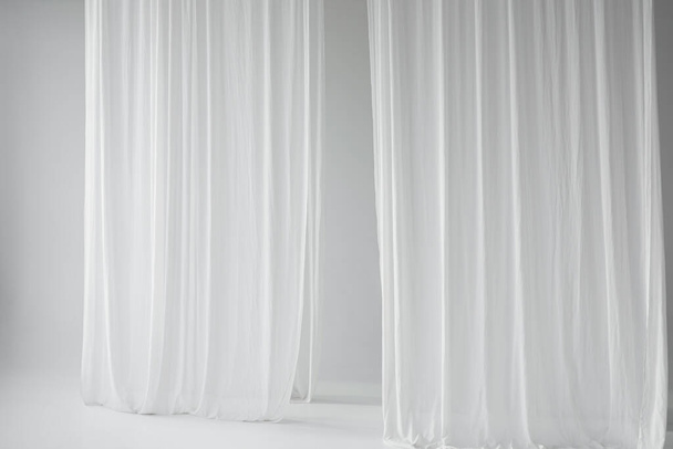 tenda ondulata bianca con sfondo modello. tenda trasparente sulla parete - Foto, immagini