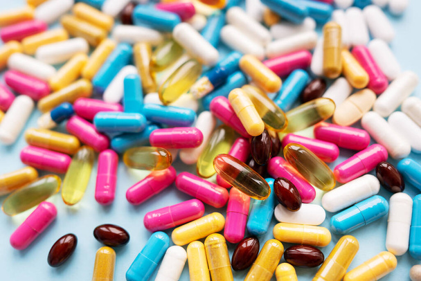 Veel kleurrijke pillen en capsules voor verschillende symptomen. Begrip gezondheid en geneeskunde - Foto, afbeelding