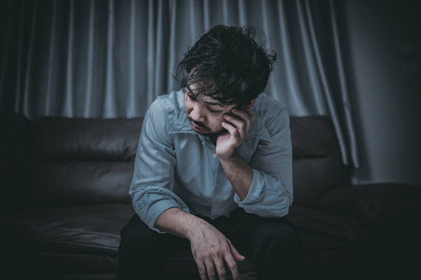 Asijský pohledný muž stres z práce přetížení, Unavený muž vrátit domů po hodně práce z firmy, riziko deprese - Fotografie, Obrázek