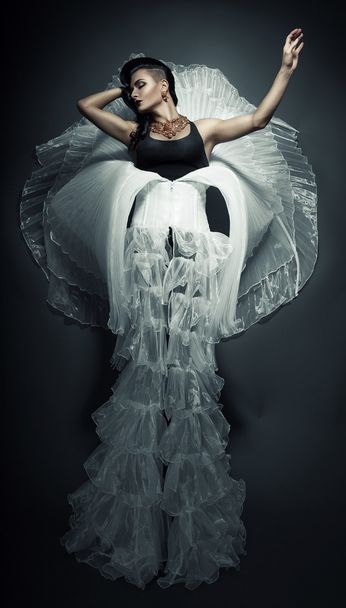жінка в білій сукні
 - Фото, зображення
