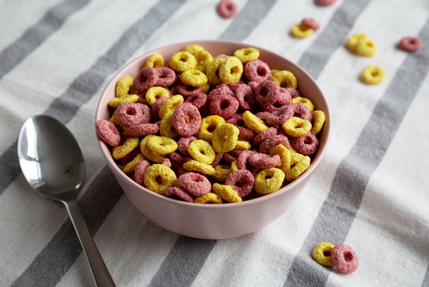 Kleurrijke Cereal Loops met volle melk voor het ontbijt.  - Foto, afbeelding