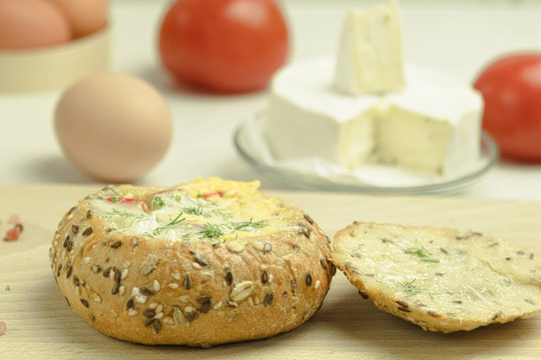Finom Bun sajttal és tojással töltve. Gyors szendvics recept. Egy gyors harapnivaló. élelmiszer fotó - Fotó, kép