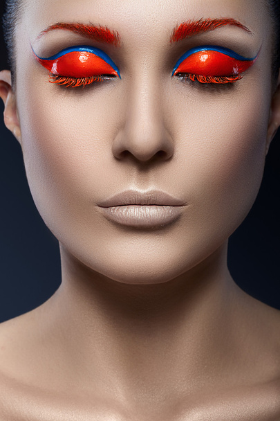 Woman with red ink for eyelids - Photo, image