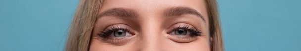 horizontale brede close-up foto van prachtige vrouwelijke ogen in de liefde. - Foto, afbeelding