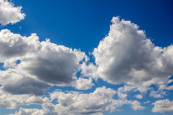 Nubes cúmulos en el cielo azul
 - Foto, imagen