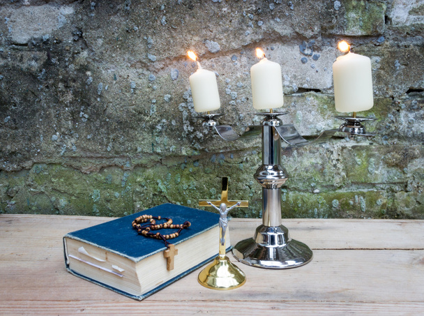 Bibel mit Kerzenständer - Foto, Bild