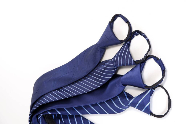 Skupina modrých polyesterových kravat izolovaných na bílém pozadí. - Fotografie, Obrázek