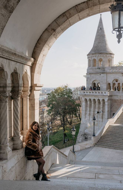 Girl standing on steps of famous landmark building fisherman's bastion in Budapest, Hungary - Foto, immagini