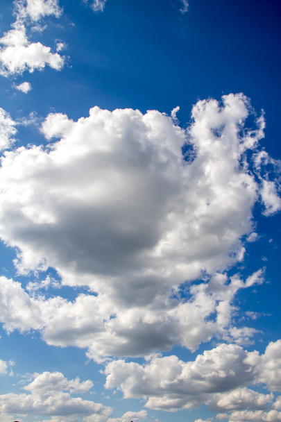 Cumulus nuages dans le ciel bleu - Photo, image