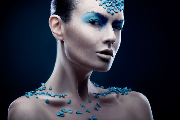 Woman with blue stones - Foto, afbeelding