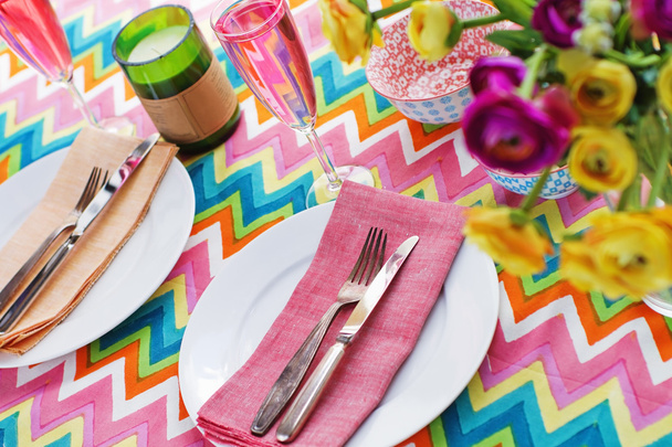 Ajuste de mesa colorido brillante con mantel chevron
 - Foto, Imagen
