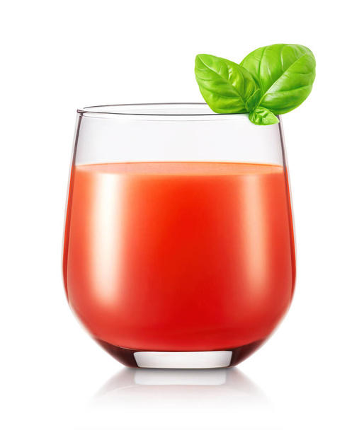 Szklanka soku pomidorowego i liść bazylii, izolowane na białym - Zdjęcie, obraz