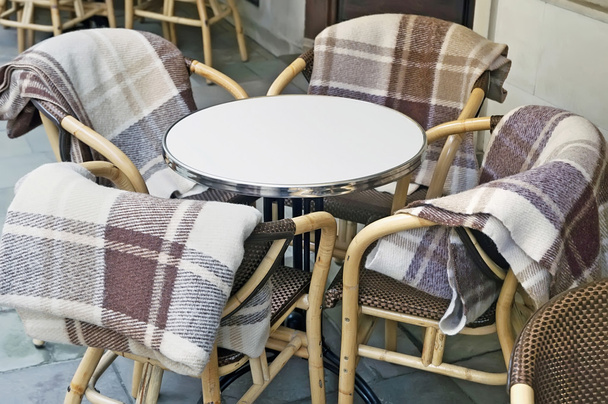 Pöytä ruudullinen tuoleilla
 - Valokuva, kuva