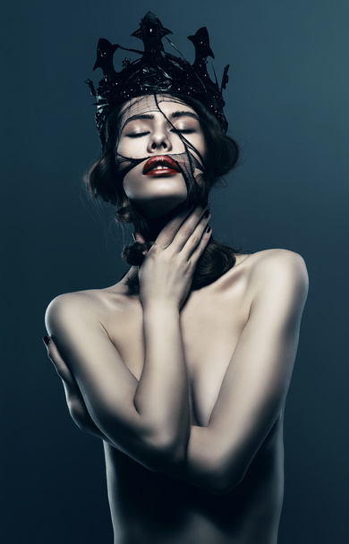 Sexy woman in black crown - Zdjęcie, obraz