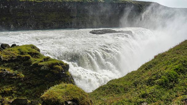 The scenic view of Gullfoss falls and its greenery on a sunny day in Iceland - Foto, Imagem