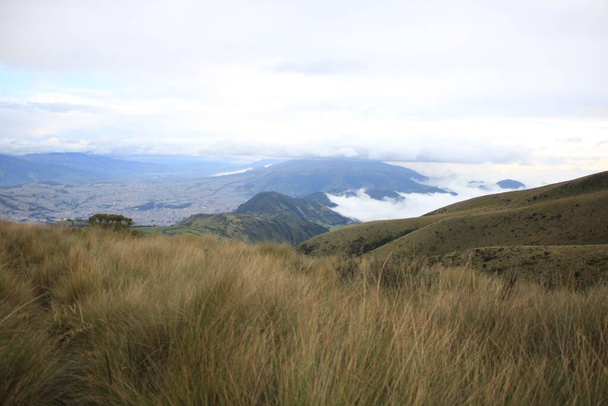 Uma vista panorâmica de colinas verdes em um vale fora de Quito, Equador - Foto, Imagem