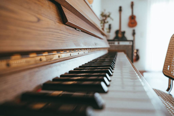 A selective focus shot of a piano keyboard with black and white keys - Foto, afbeelding