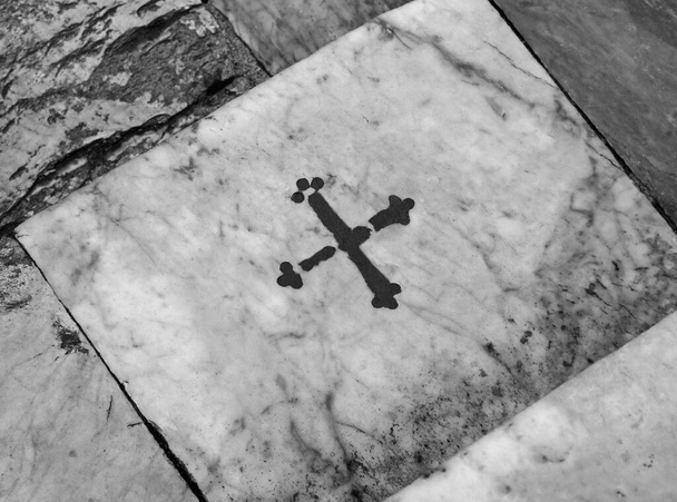 Schritt mit dem Kreuz an der Stelle, an der die heilige Katharina vom Teufel gestoßen wurde, in der Stadt Siena in Mittelitalien - Foto, Bild