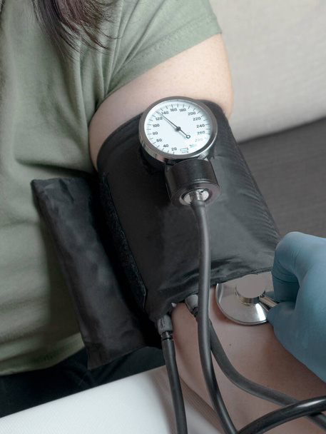 Misurare la pressione sanguigna con uno sfigmomanometro meccanico - Foto, immagini