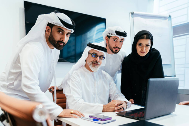 Group of middle-eastern corporate business people wearing traditional emirati clothes meeting in the office in Dubai - Business team working and brainstorming in the UAE - Fotografie, Obrázek