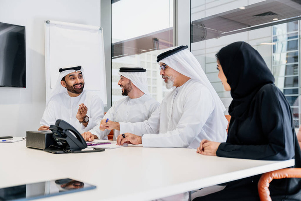 Group of middle-eastern corporate business people wearing traditional emirati clothes meeting in the office in Dubai - Business team working and brainstorming in the UAE - Fotografie, Obrázek