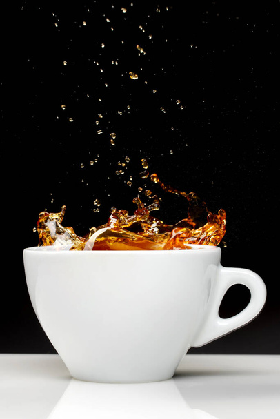 vista frontal de la taza de té sobre fondo negro beber agua sombra ninguna gente - Foto, Imagen