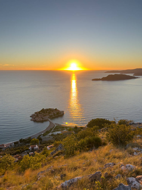 Остров Свети Стефан на закате. Монтенегро. Высокое качество фото - Фото, изображение