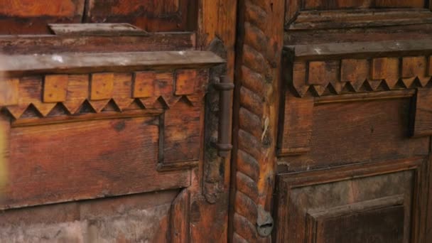 Antiikki puiset ovet veistetty puuelementtejä. Varastomateriaalia. Kaunis puiset ovet - Materiaali, video