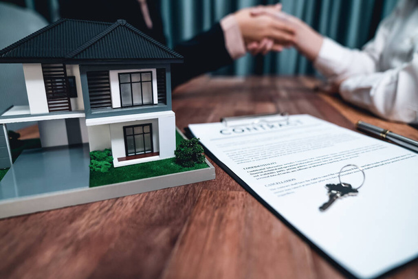Erfolgreicher Hauskreditvertrag per Handschlag besiegelt Käufer und Makler zelebrieren das Eigentum an Immobilien mit einem Gefühl der Erfüllung und Zufriedenheit. Enthusiastisch - Foto, Bild