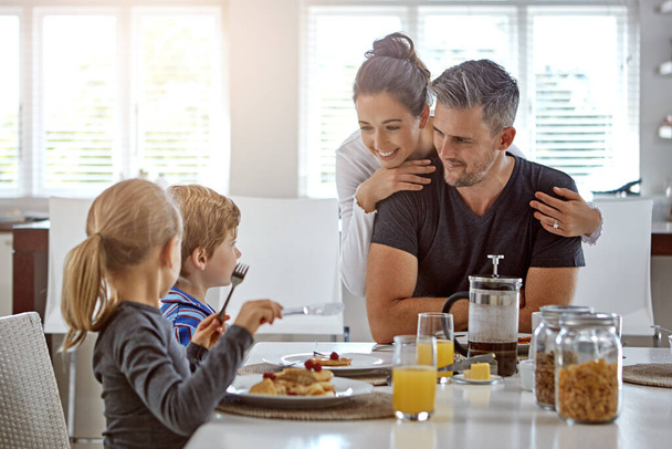 Nothing beats family mealtime. a family having breakfast together - Foto, afbeelding