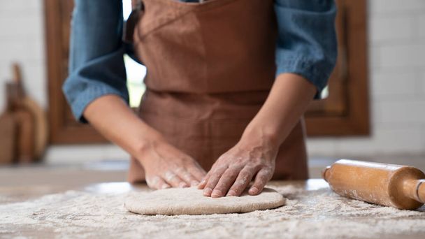 Vrouw handen kneden deeg in de keuken - Foto, afbeelding