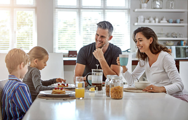 Mają wolny dzień na dobry początek śniadania. rodzina jedząca razem śniadanie - Zdjęcie, obraz