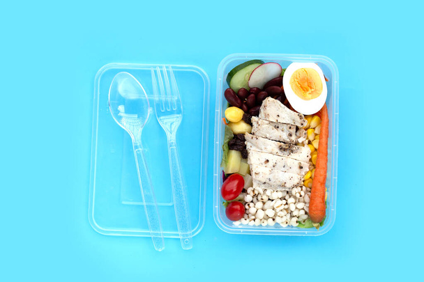 Sałatka z mięsem i warzywami w plastikowym opakowaniu - Zdjęcie, obraz