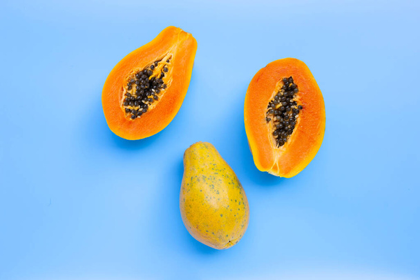 Papaya fruit op blauwe achtergrond. Bovenaanzicht - Foto, afbeelding