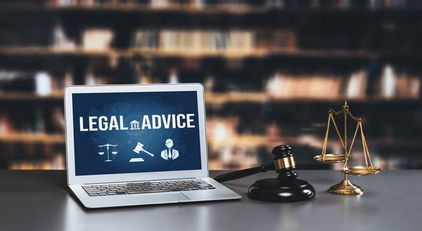 大学の図書館や大学の机の上にノートパソコンで法律知識を求めている人のためのスマートな法的アドバイスウェブサイト - 写真・画像