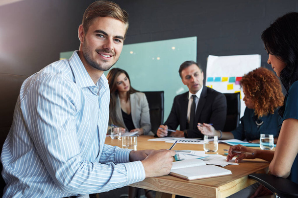 El éxito es el resultado de la preparación. Retrato de un hombre de negocios en una reunión con sus colegas en segundo plano - Foto, Imagen