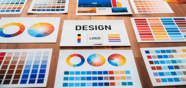 Panorama shot di varie carte idea tavolozza di colori disposti ordinatamente sul tavolo di lavoro per il concetto di grafica. Tamponi a colori e selezione per un design d'arte digitale unico. Scrutinizzato - Foto, immagini