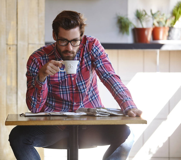 Dej si na čas a čuchni si ke kávě. mladý muž, který si dává kávu v kavárně - Fotografie, Obrázek