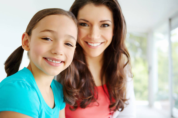 Я б зробив щось для своєї доньки. Портрет усміхненої красивої дочки зі своєю красивою матір'ю з копійкою
 - Фото, зображення