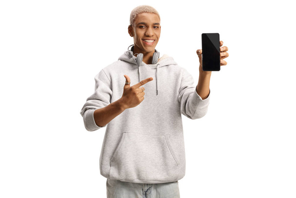 Afroamerikaner mit blanchierten Haaren hält ein Smartphone in der Hand und zeigt isoliert auf weißen Hintergrund - Foto, Bild