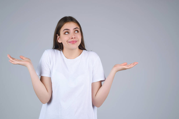Shocked face of woman shouting WOW, isolated on studio background with copy space. Shock content. Girl looks with terrified expression, shocking news. Woman shocked face with open mouth and big eyes - Foto, afbeelding