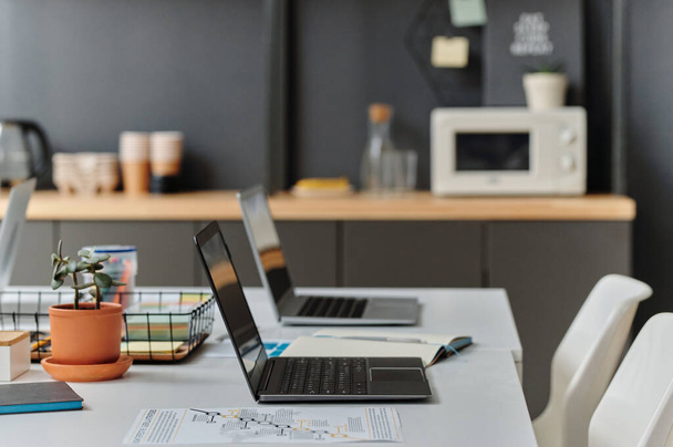 Detailní záběr dvou notebooků stojících na stole pro online práci v moderní kanceláři - Fotografie, Obrázek