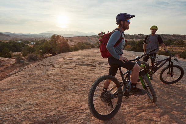 Pegue sua bicicleta e vá em uma aventura. Tiro de comprimento total de dois homens de bicicleta de montanha juntos durante o dia - Foto, Imagem
