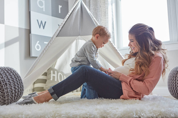 Soon Ill be a mother of two. a pregnant woman bonding with her toddler son at home - Fotoğraf, Görsel