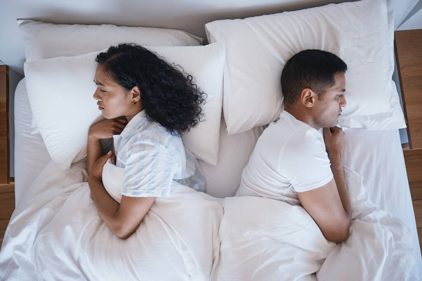 Válás, stressz és dühös pár az ágyban felülről harc után, vita vagy kapcsolat baj. Depresszió, meddőség és álmatlanság olyan nők és férfiak részéről, akik figyelmen kívül hagyják a házassági válságot, kudarcot vallanak vagy horkolnak. - Fotó, kép